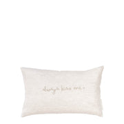 Rechteckiges Kissen in Natur mit Schriftzug „always kiss me“