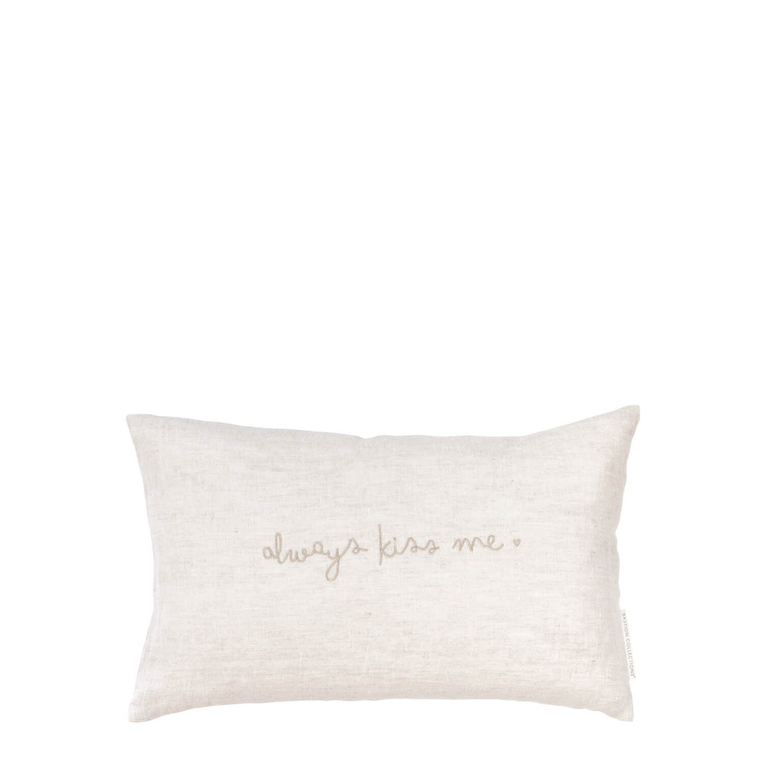 Rechteckiges Kissen in Natur mit Schriftzug „always kiss me“