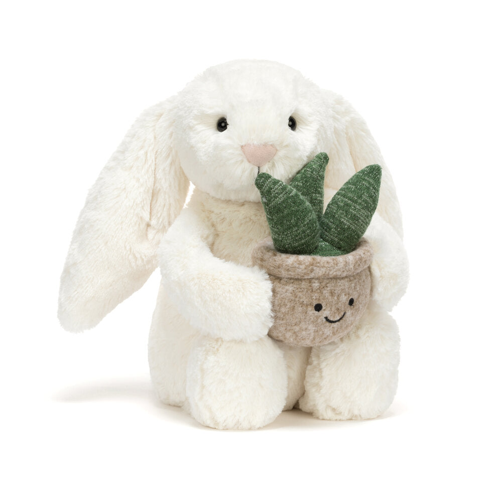 Kuscheltierhase in Creme mit Pflanzentopf und zwei grünen Blattstielen