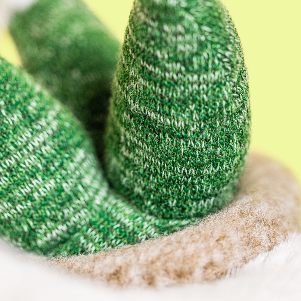 Grüne Stoffblätter im Pflanzentopf eines Kuschelhasen, Detailansicht