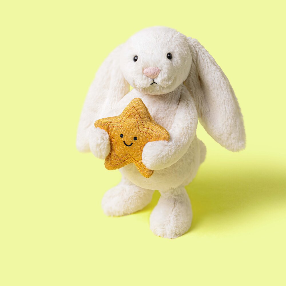 Kuscheltier Hase aus beigem Plüsch mit goldener Stern-Applikation am Vorderarm