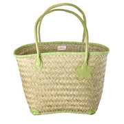 Raffia-Tasche mit breitem Tragegriff, grünem Sternanhänger und sichtbarem rice-Label