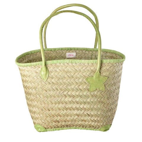 Raffia-Tasche mit breitem Tragegriff, grünem Sternanhänger und sichtbarem rice-Label