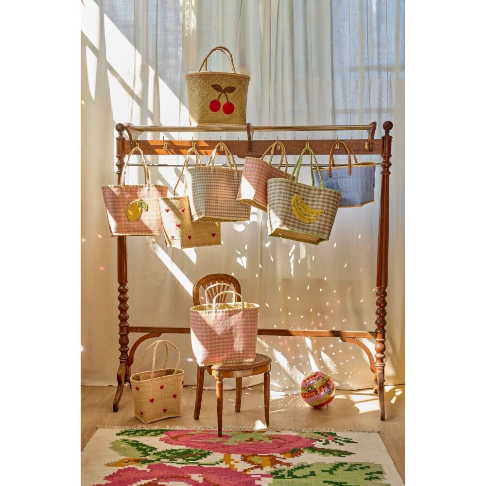 Raffia-Taschen mit Karomuster am Holzgestell, mehrere Modelle