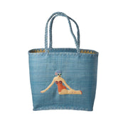Blaues Raffia-Totebag mit Tragegriffen und Schwimmerinnen-Motiv