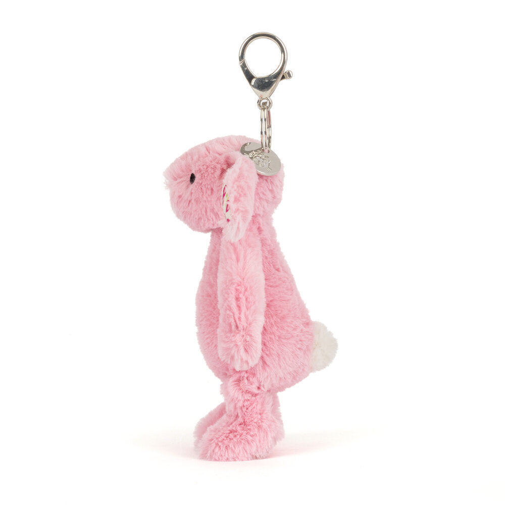 Rosa Plüschhase als Taschenanhänger in Seitenansicht mit Metallring und Plakette