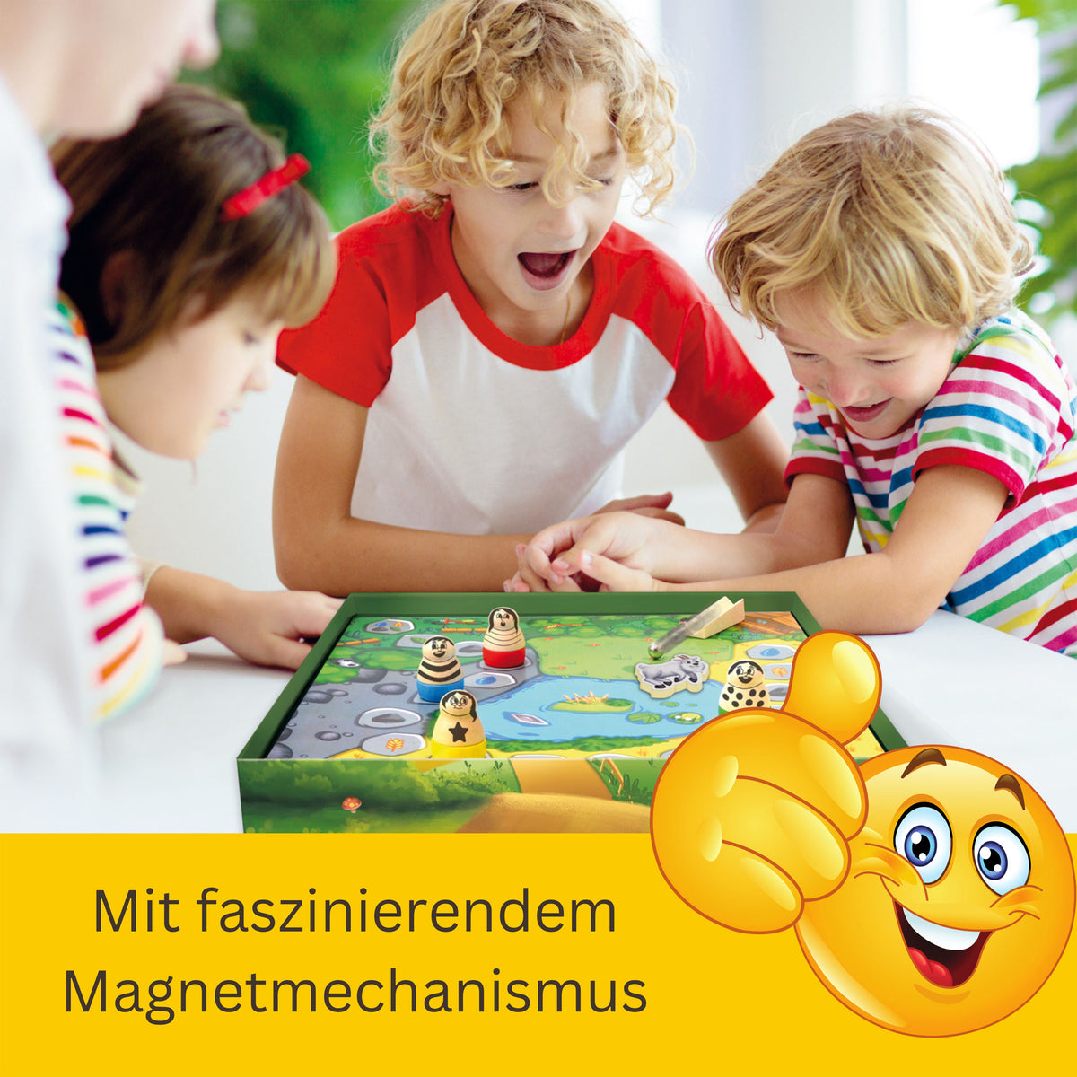 Kinder spielen am Tisch mit magnetischem Spielbrett; Figuren und Bauteile sichtbar