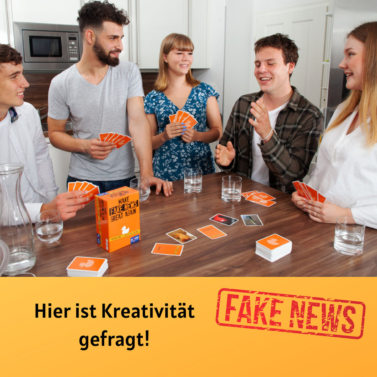 Brettspiel am Tisch mit Personen, Brettspielbox „Make Fake News Great Again“