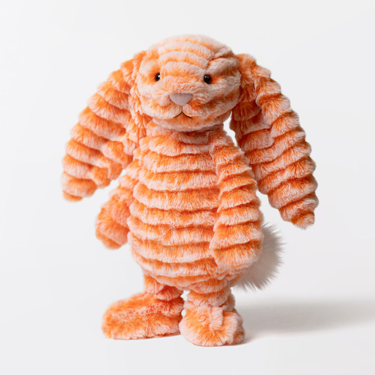 Kuscheltierhase aus orangefarbenem Plüsch, stehende Ganzkörperansicht.