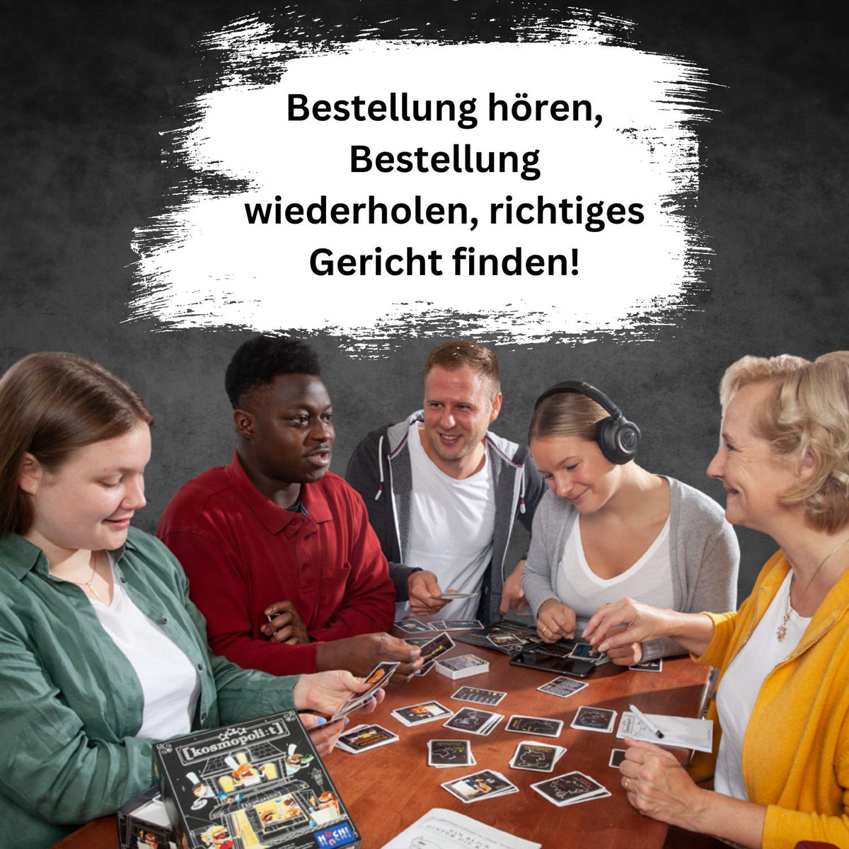 Kosmopolit Sprachspiel: Personen mit Kopfhörern am Tisch, Karten in der Runde