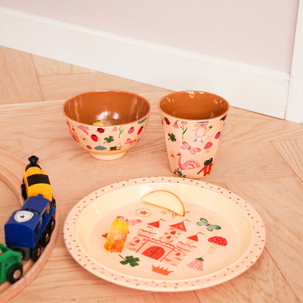 Zwei Melamin-Schalen mit Märchenmuster in rosa, dazu flacher Teller