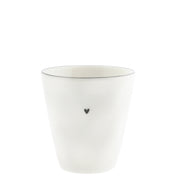 Weißer Becher mit kleinen schwarzen Herzchen, zylindrisch