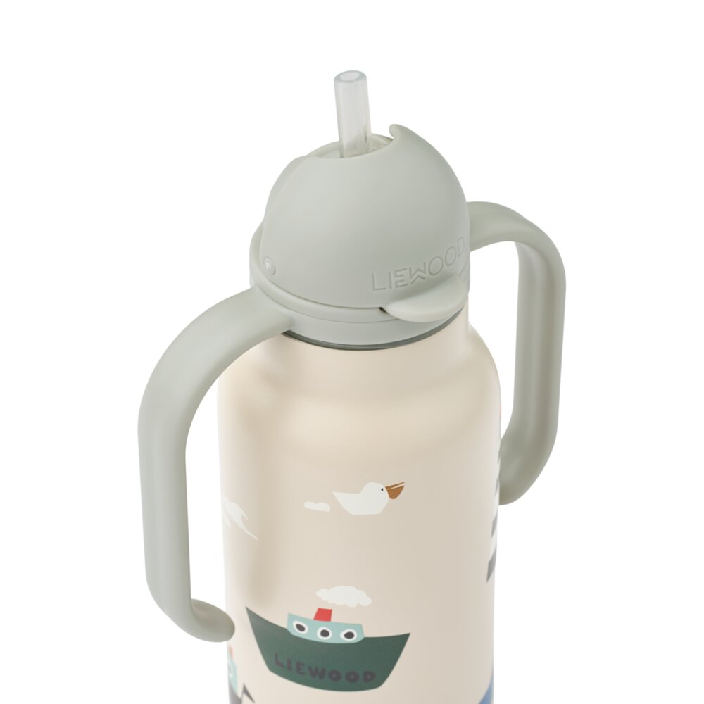 Sandy Wasserflasche mit Griffen und Kippdeckel, Bootsmotiv, Liewood-Aufdruck