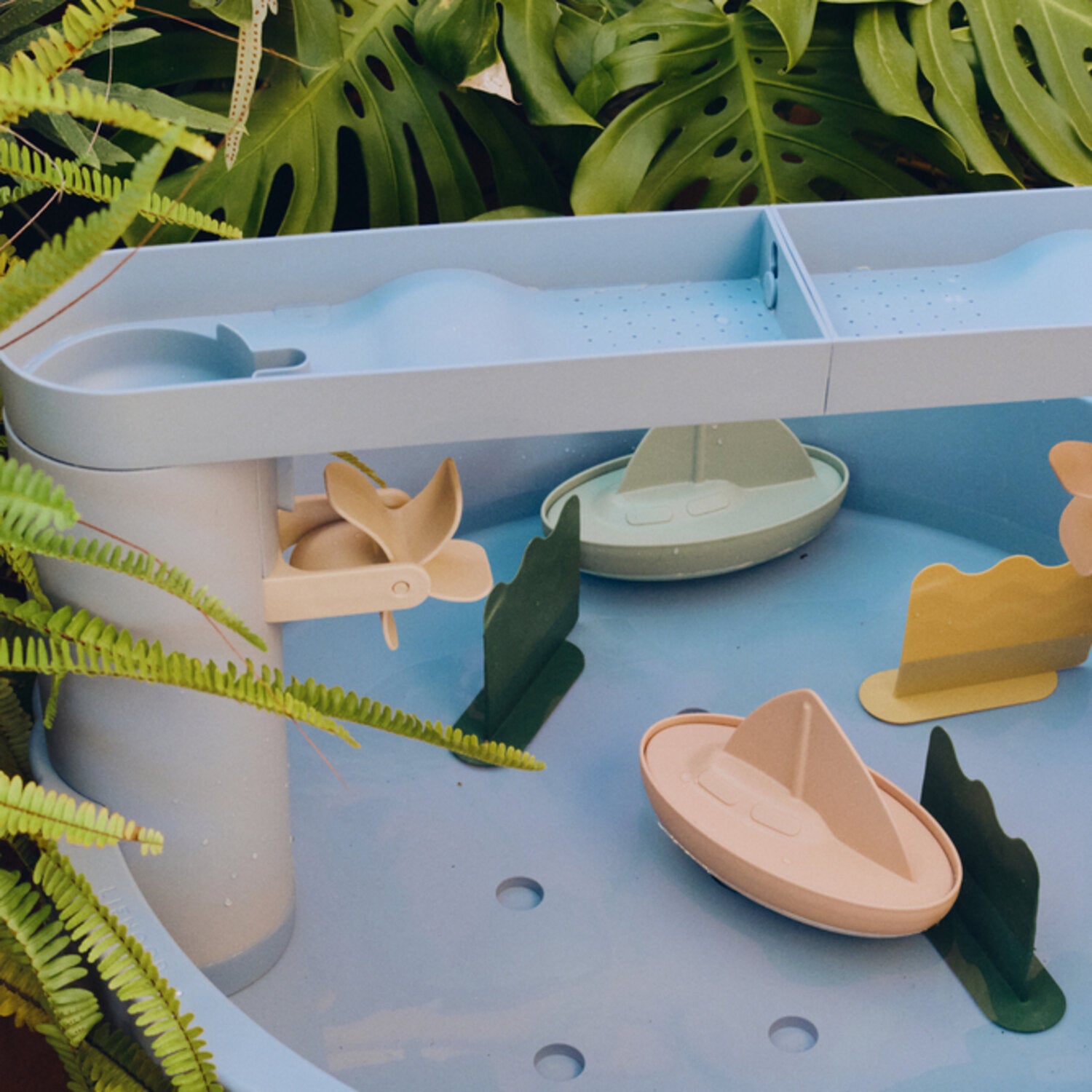 Aktivitätentisch „Sepp - Beach“ blau: Detail der Spielfächer mit Booten und Spielteilen