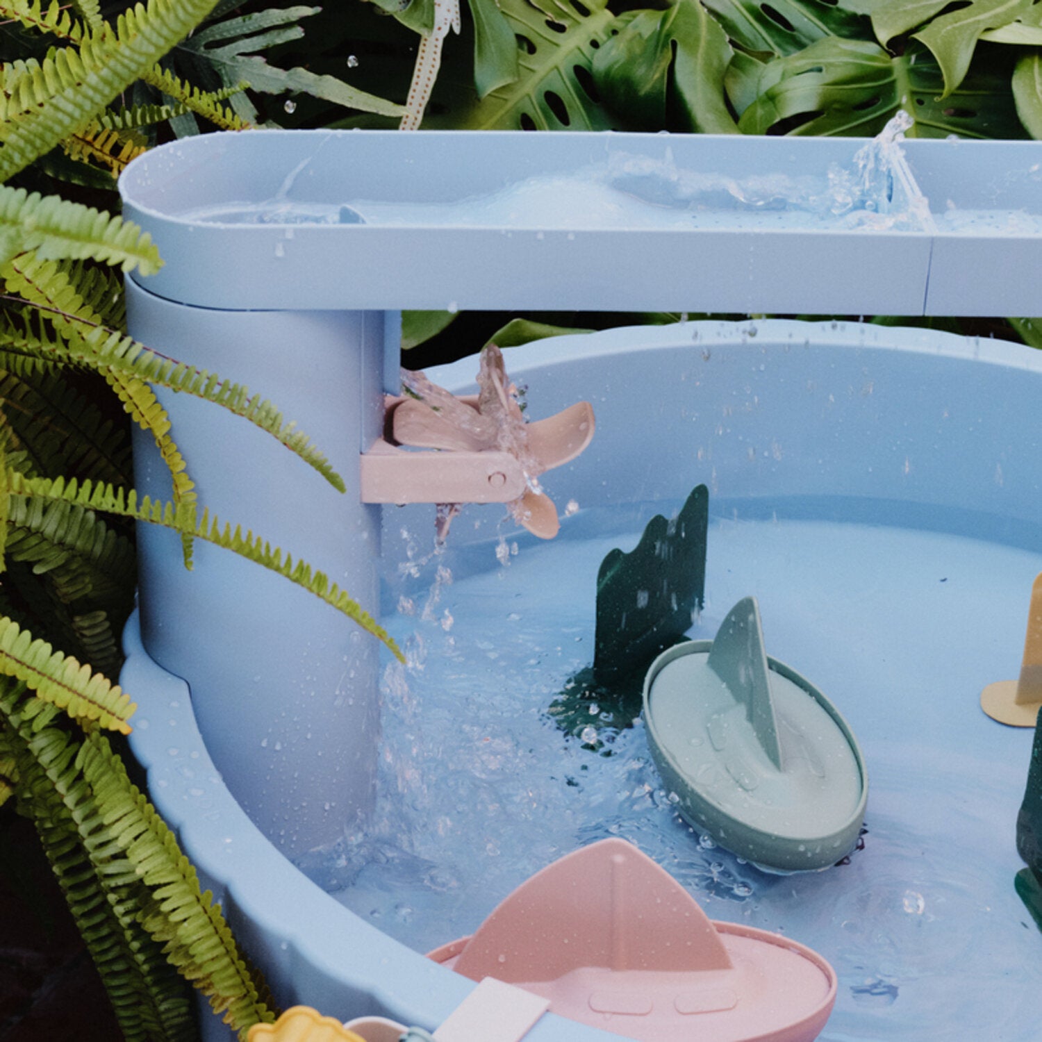 Aktivitätentisch „Sepp - Beach“ blau: Spielmulde mit spritzendem Wasser und Booten
