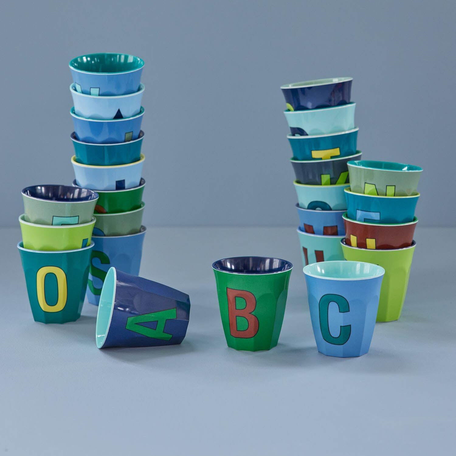 Melamin Becher "Buchstabe M" - Medium (Taubenblau)