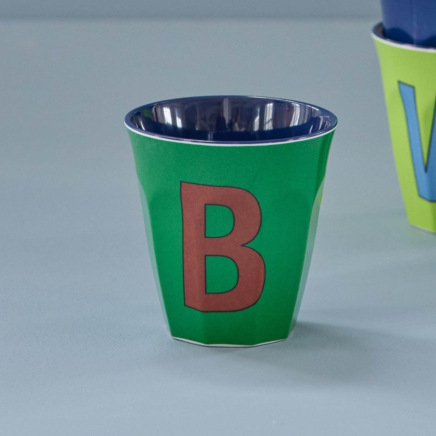 Melamin Becher "Buchstabe B" - Medium (Dunkelgrün)