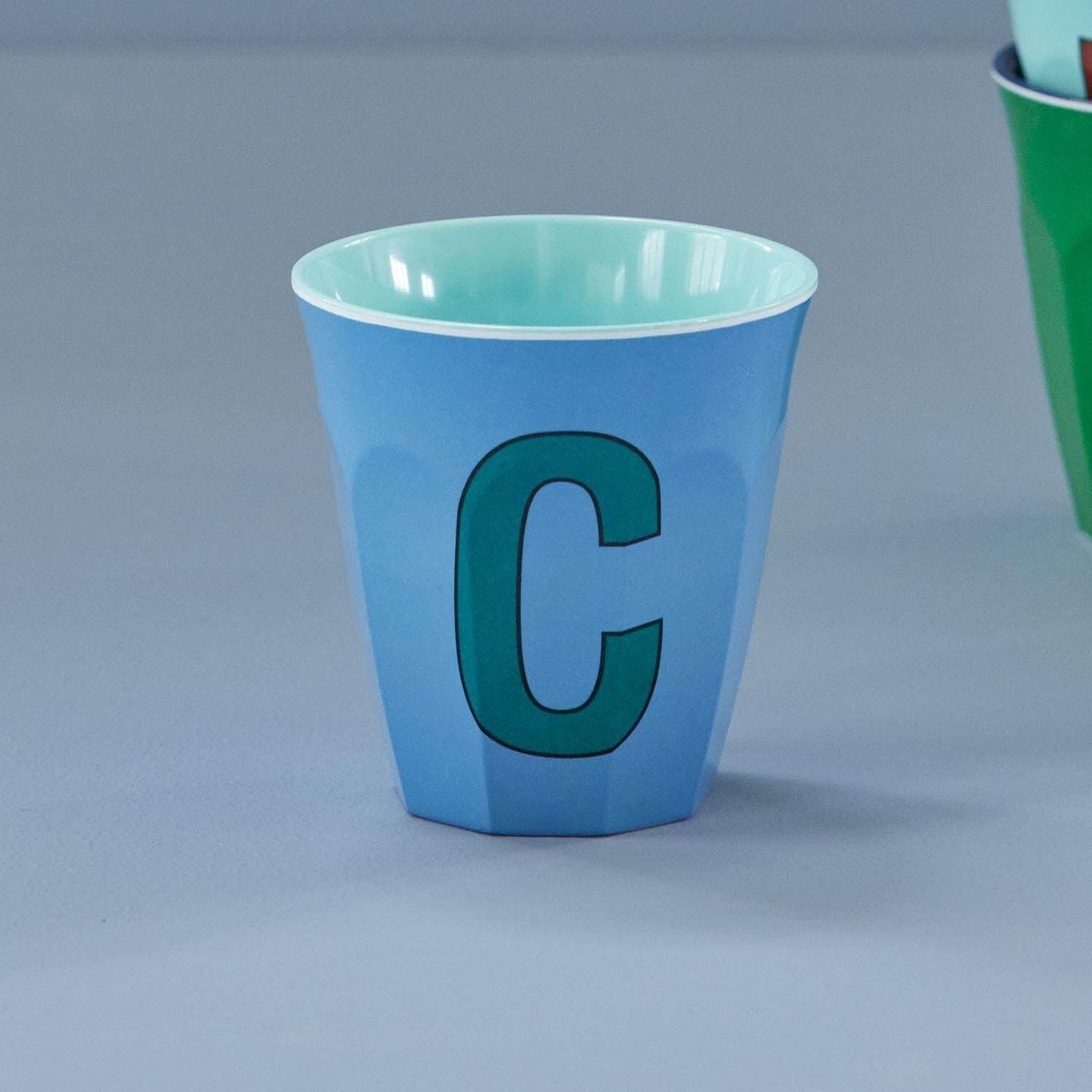 Melamin Becher "Buchstabe C" - Medium (Taubenblau)