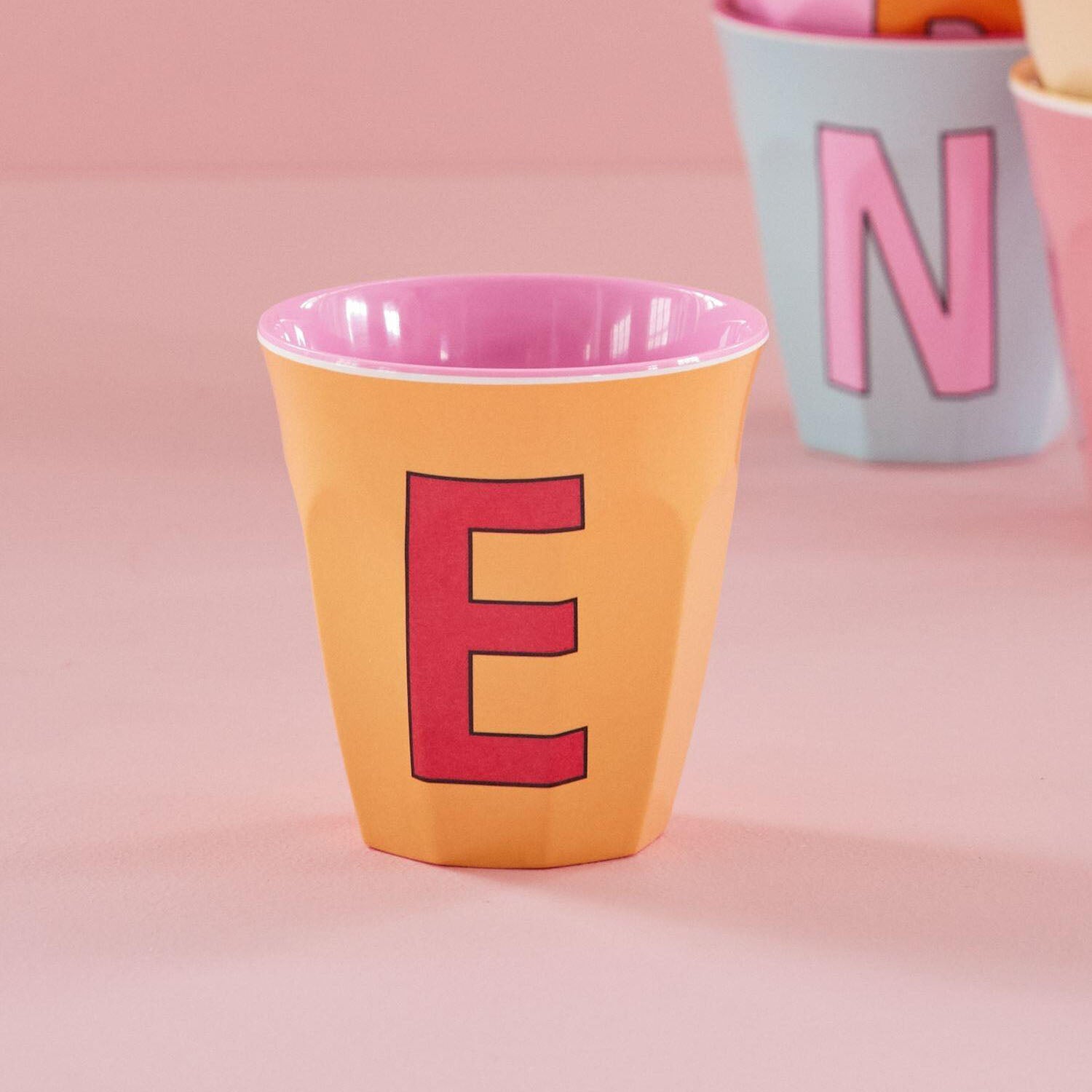 Melamin Becher "Buchstabe E" - Medium (Apricot)