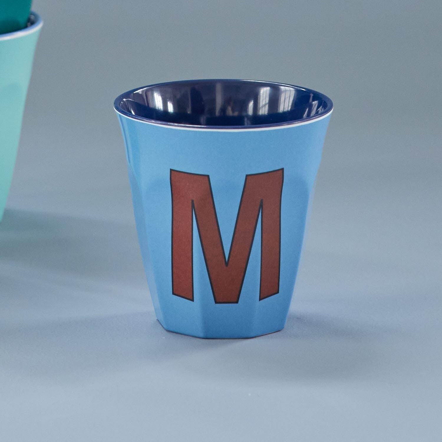 Melamin Becher "Buchstabe M" - Medium (Taubenblau)