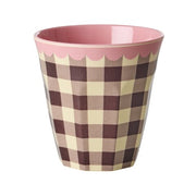 Melaminbecher mit rosa Innenrand und Karo-Muster in Braun und Beige