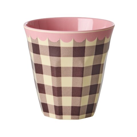 Melaminbecher mit rosa Innenrand und Karo-Muster in Braun und Beige