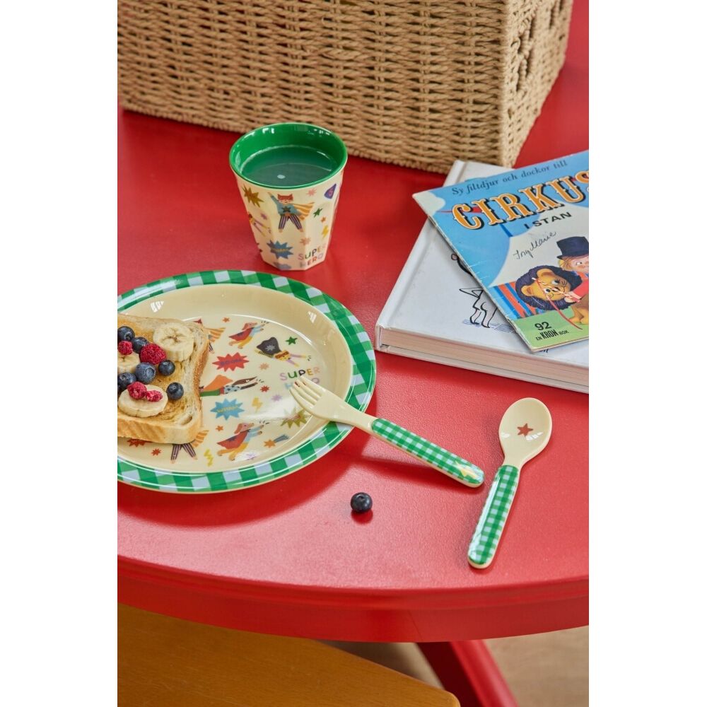 Melamin-Becher mit grünem Rand, weißem Kinder-Motiv mit Schriftzug und Figuren