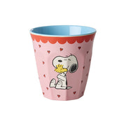 Rosa Melaminbecher mit Snoopy-Grafik und blauem Innenrand