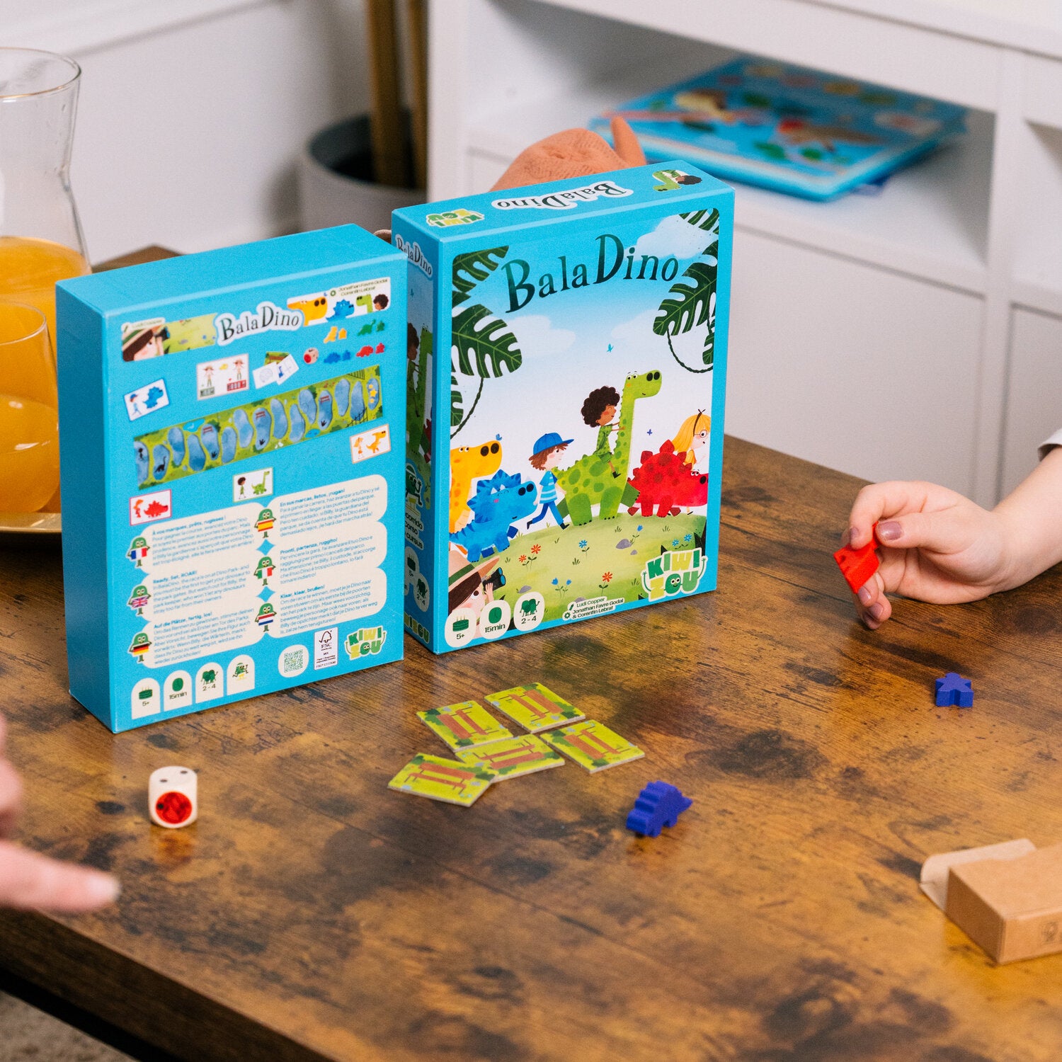 BalaDino Spielboxen auf dem Tisch mit Karten und bunten Dinofiguren