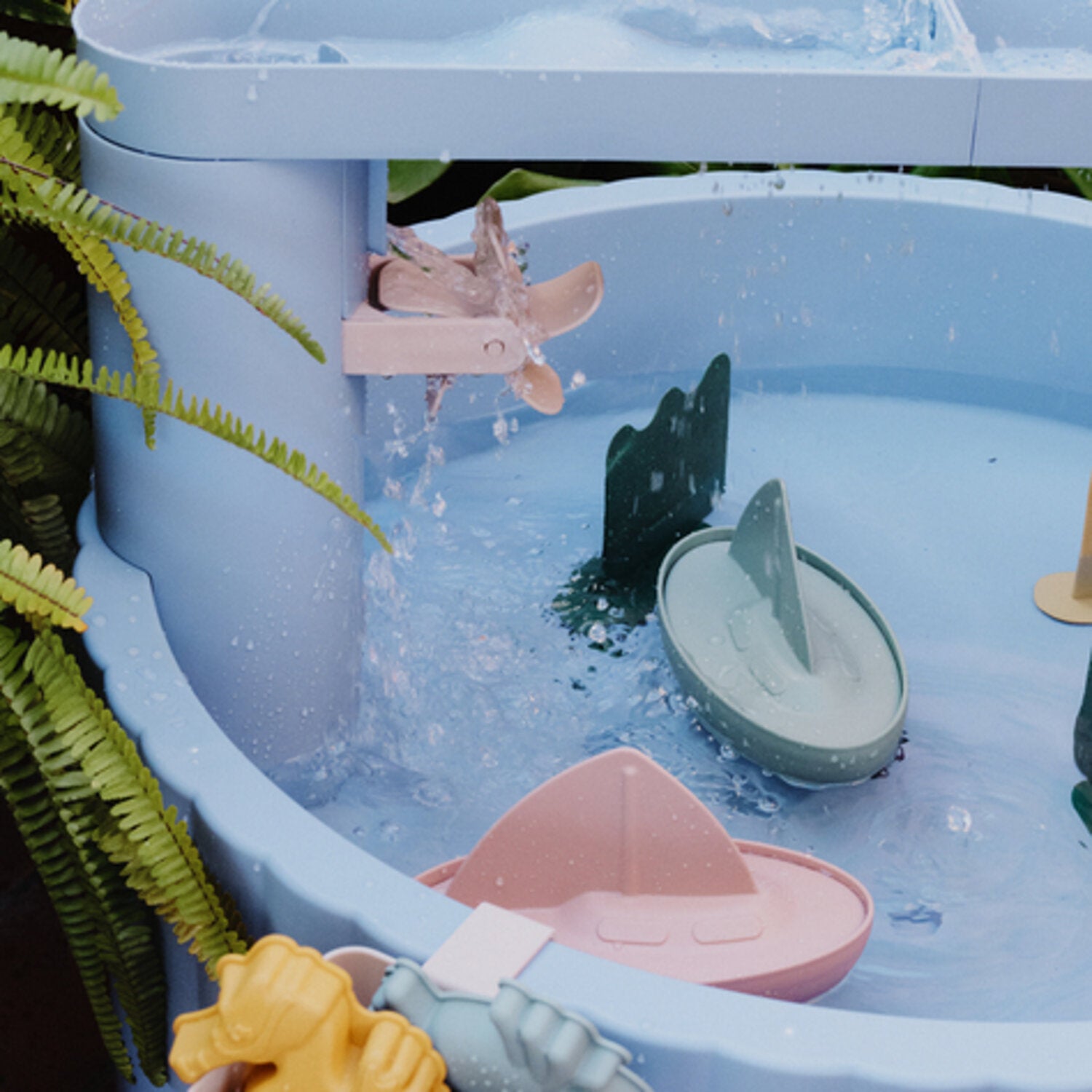 Aktivitätentisch „Sepp - Beach“ blau: Spritzendes Wasser mit Booten in der Spielmulde