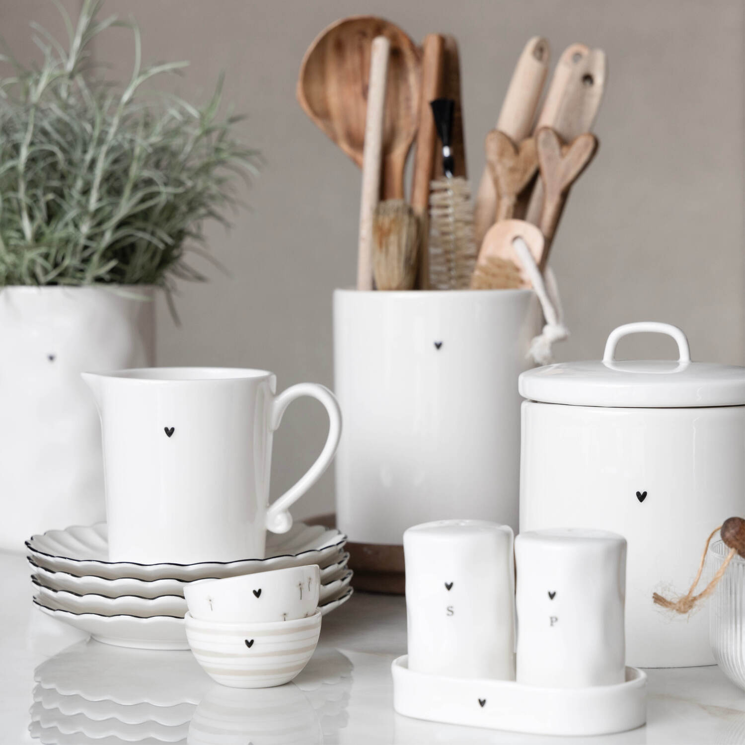 Kaffeetassen-Set aus weißem Keramik mit schwarzem Herzmotiv, verschiedene Größen