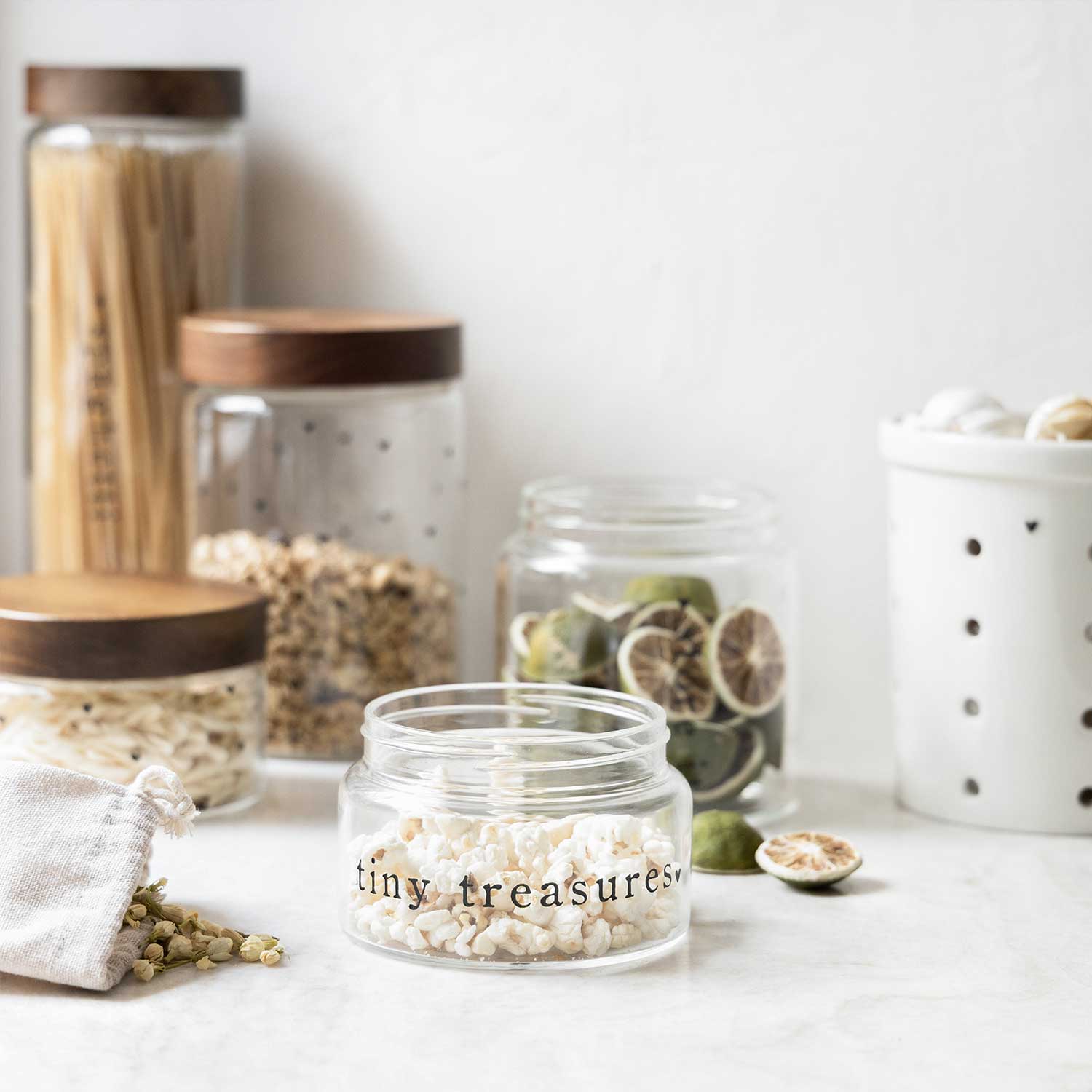 Vorratsglas mit Holzdeckel und kleinen Herzen, durchsichtiges Aufbewahrungsglas