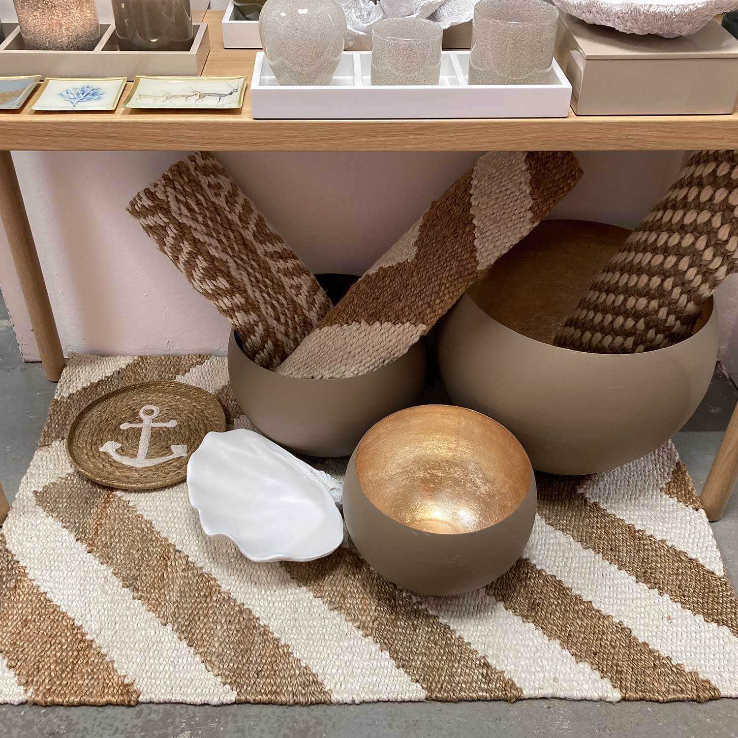 Jute-Teppich mit Zickzackstreifen in Natur- und Brauntönen