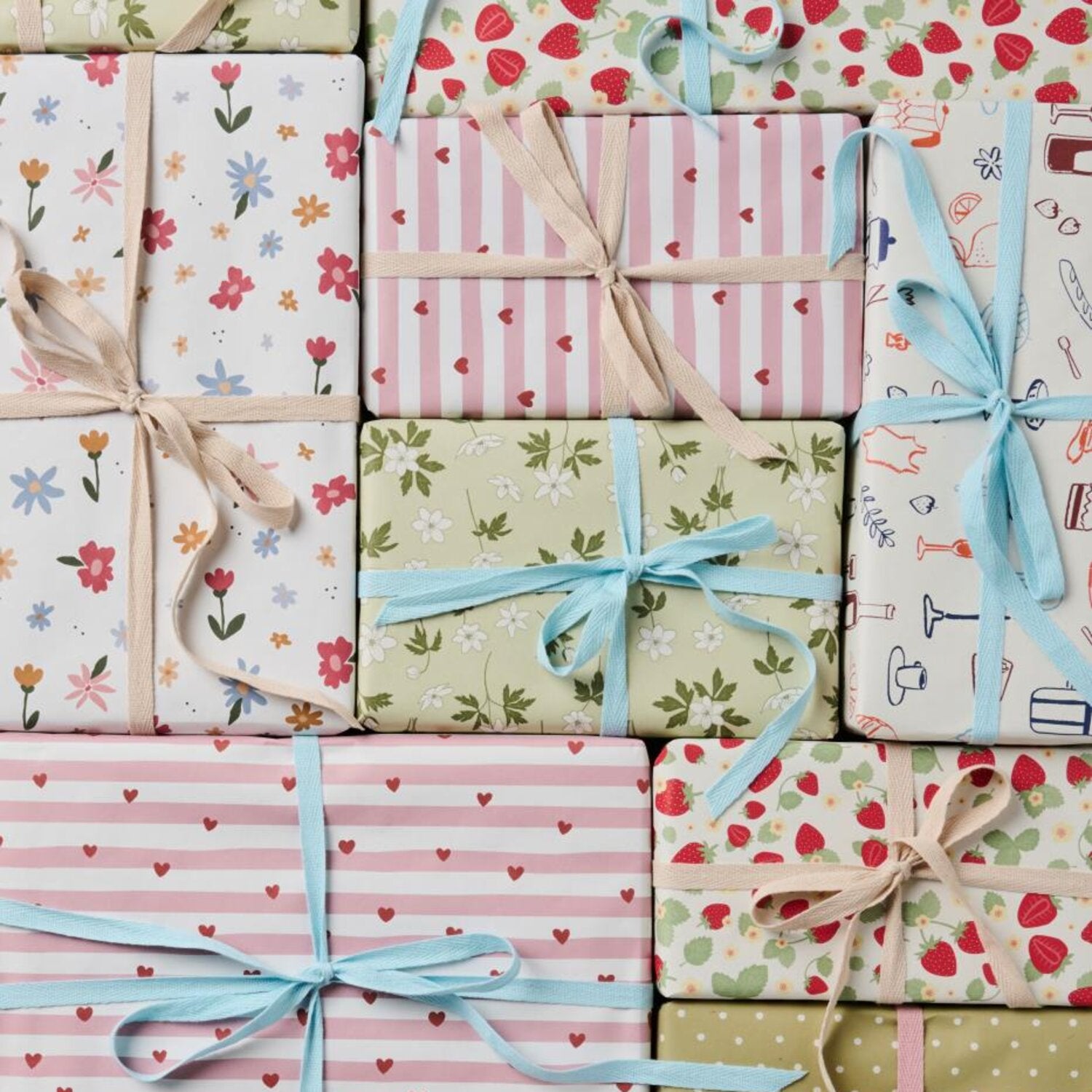 Geschenkpapier mit Herz- und Streifenmuster, Rot/Rosa, in Geschenkpaketen präsentiert