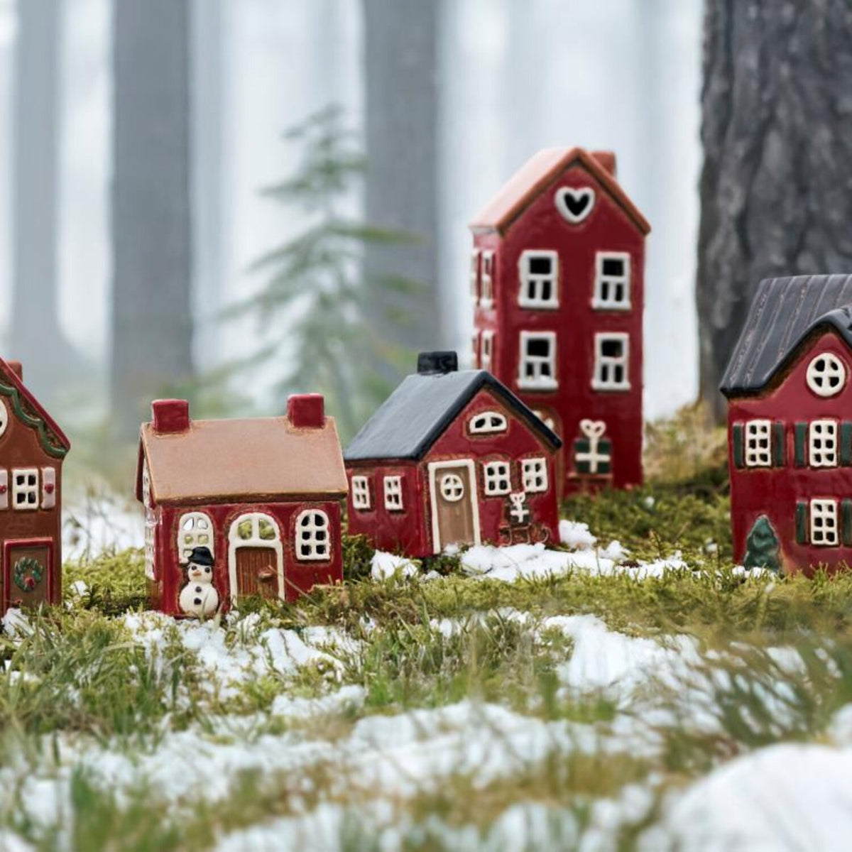 Haus für Teelicht "Stillenat - Schneemann vor dem Fenster" - 9,5x7,5x10,5 cm (Rot)