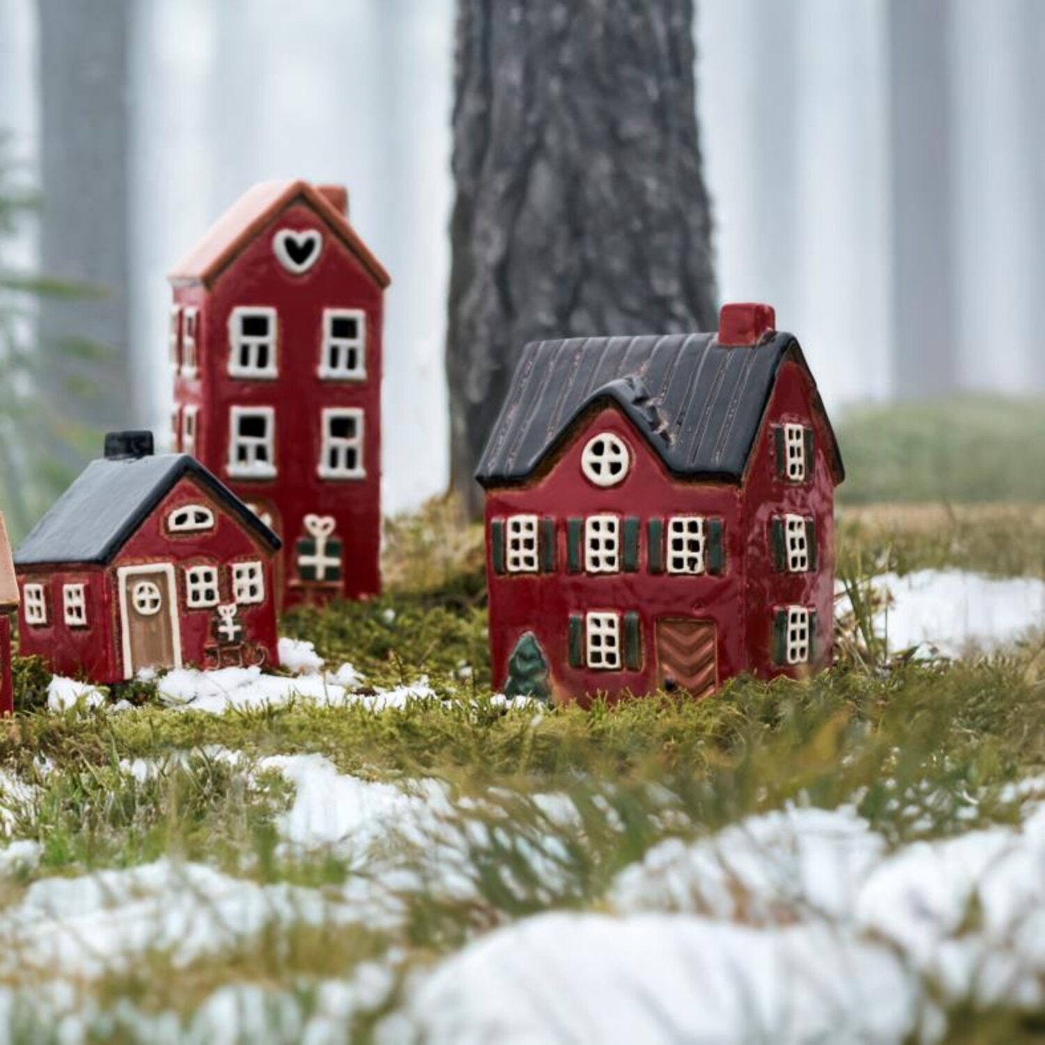 Haus für Teelicht "Stillenat - Schlitten mit Weihnachtsgeschenken" - 9,2x7,5x10,5 cm (Rot)