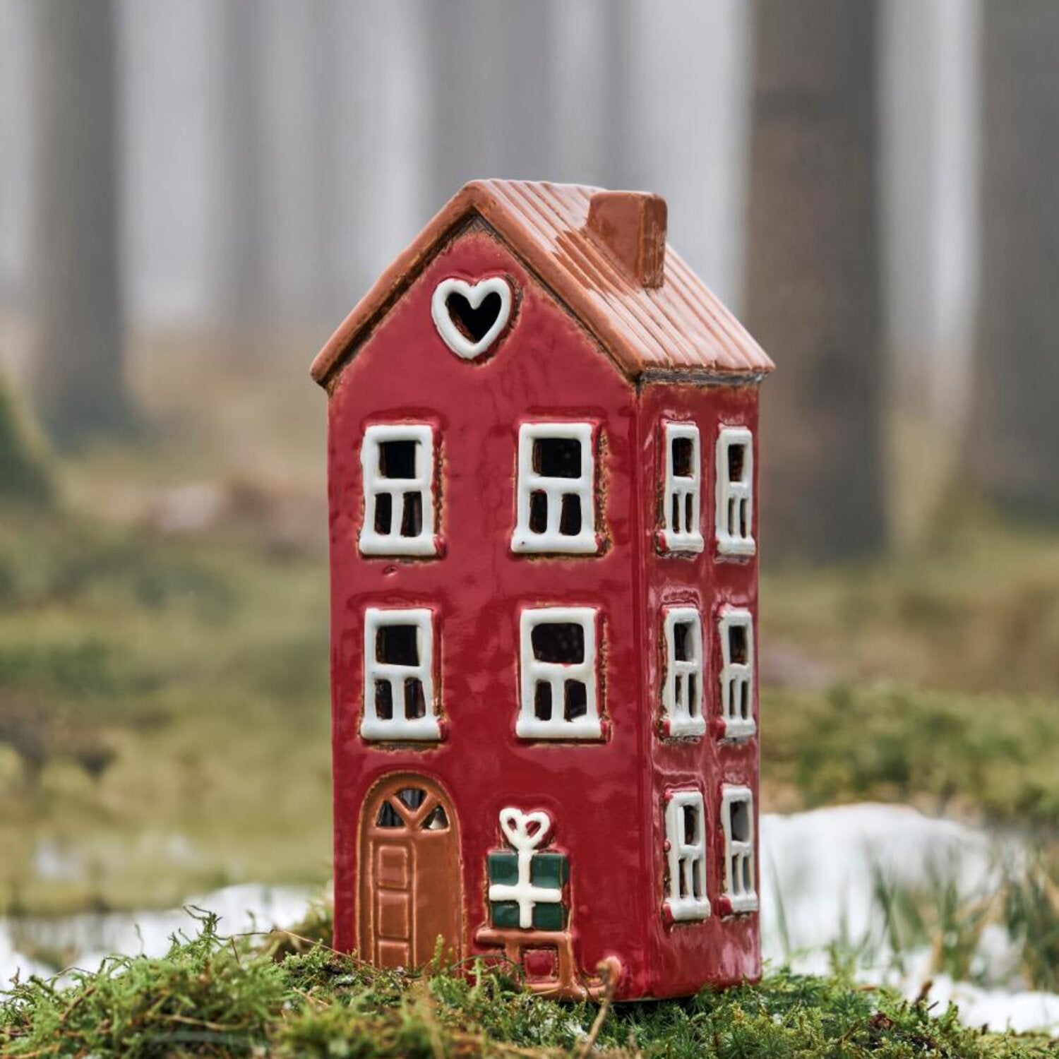Haus für Teelicht "Stillenat - Schlitten bei der Tür" - 9x8,3x20,3 cm (Rot)