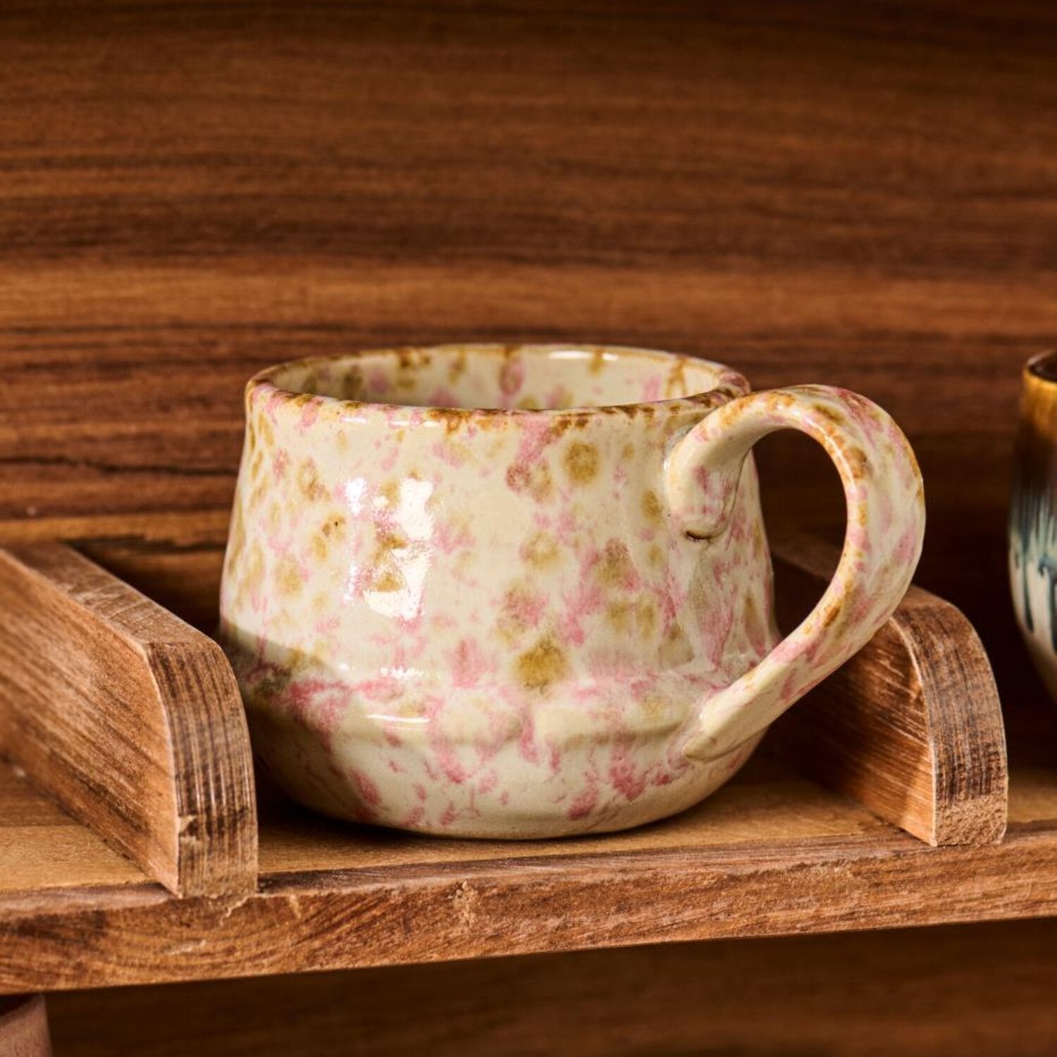 Tasse Kalmar aus Keramik, rosa mit braunem Sprenkelmuster, runder Henkel