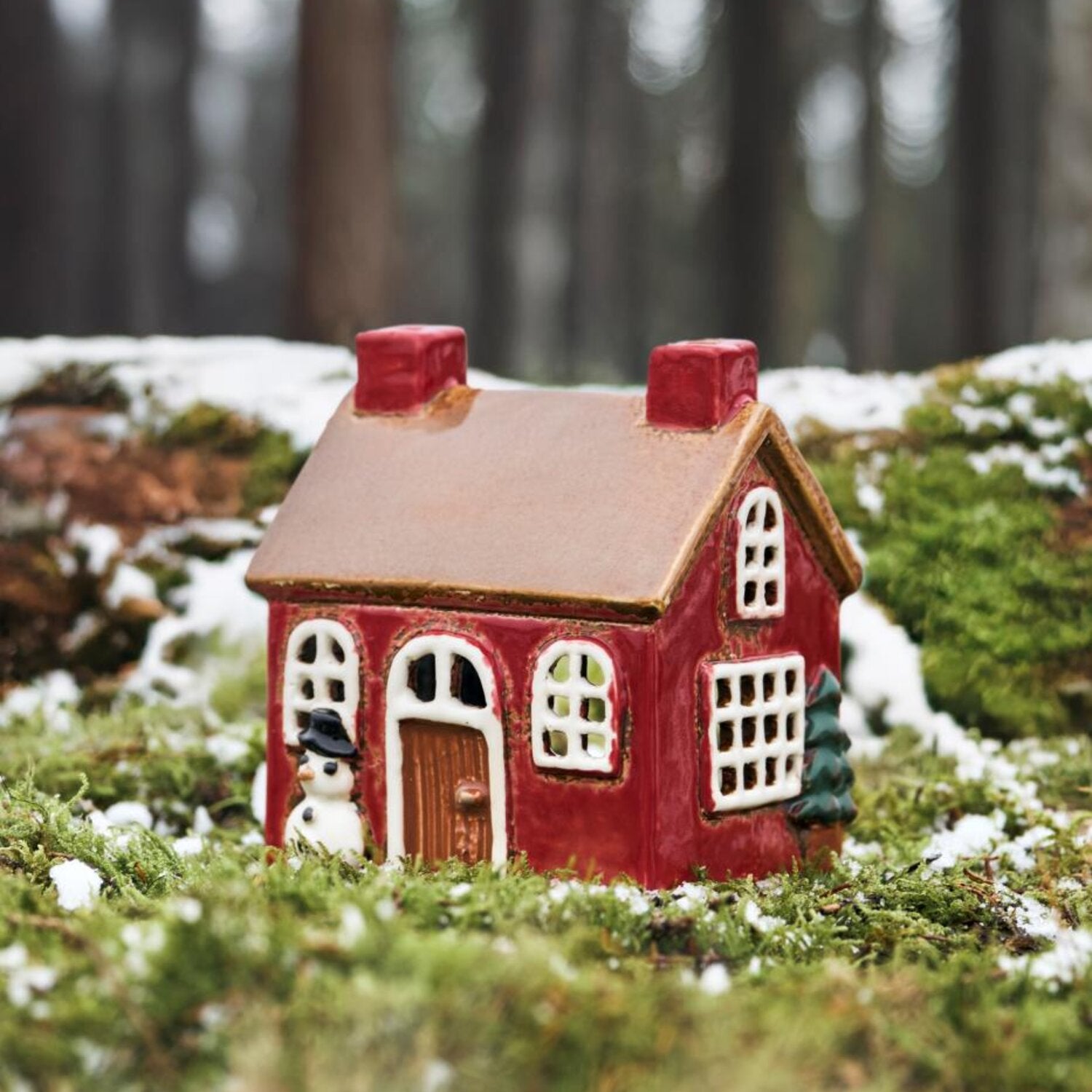 Haus für Teelicht "Stillenat - Schneemann vor dem Fenster" - 9,5x7,5x10,5 cm (Rot)