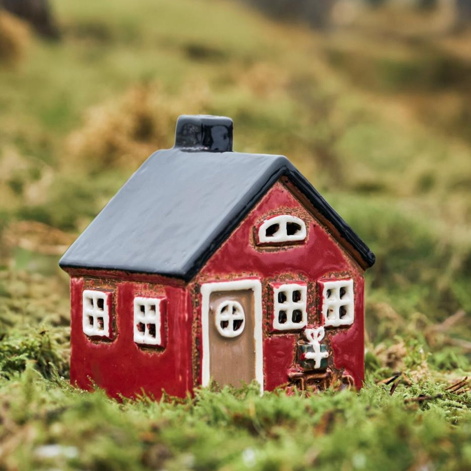Haus für Teelicht "Stillenat - Schlitten mit Weihnachtsgeschenken" - 9,2x7,5x10,5 cm (Rot)