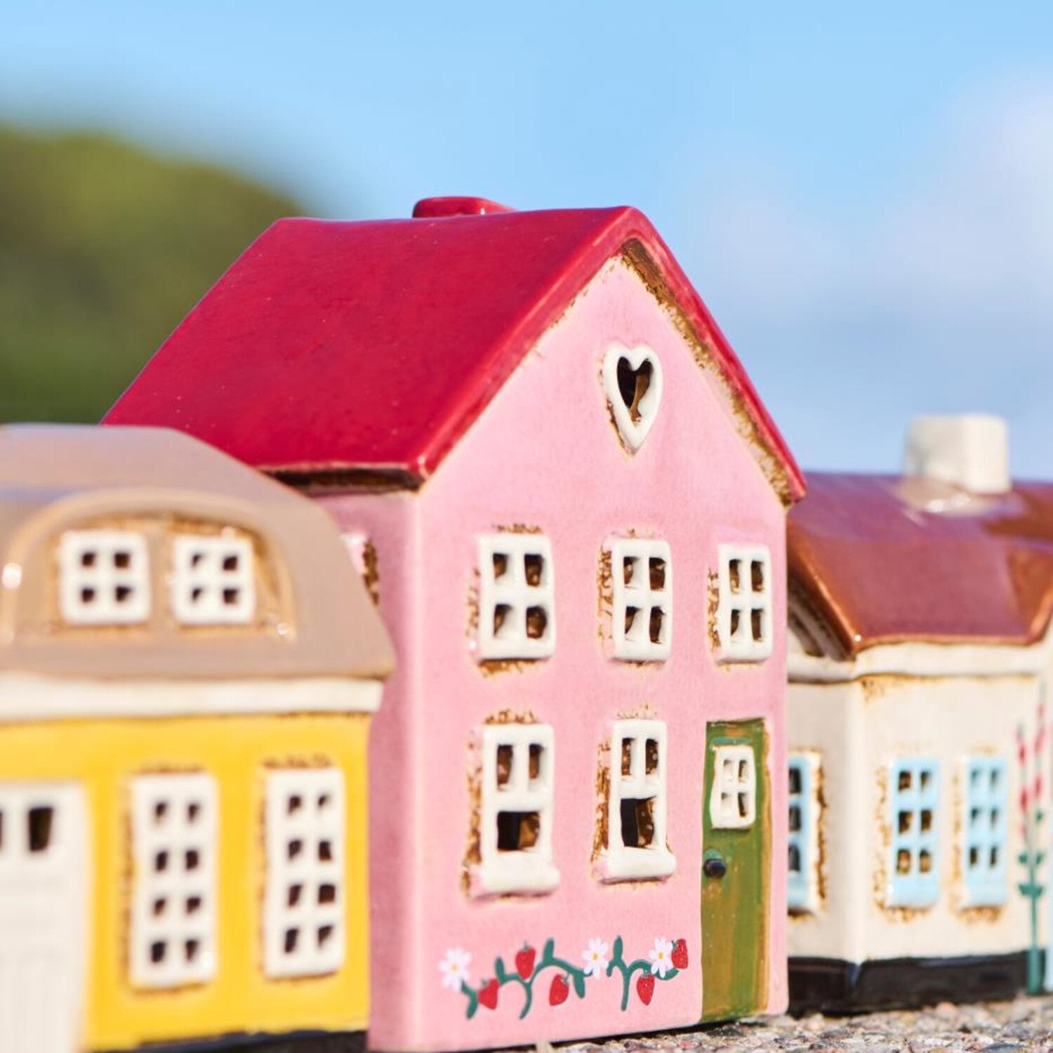 Teelichthaus: rosa Haus mit rotem Dach, grüner Tür, Fenstern und Herzöffnung