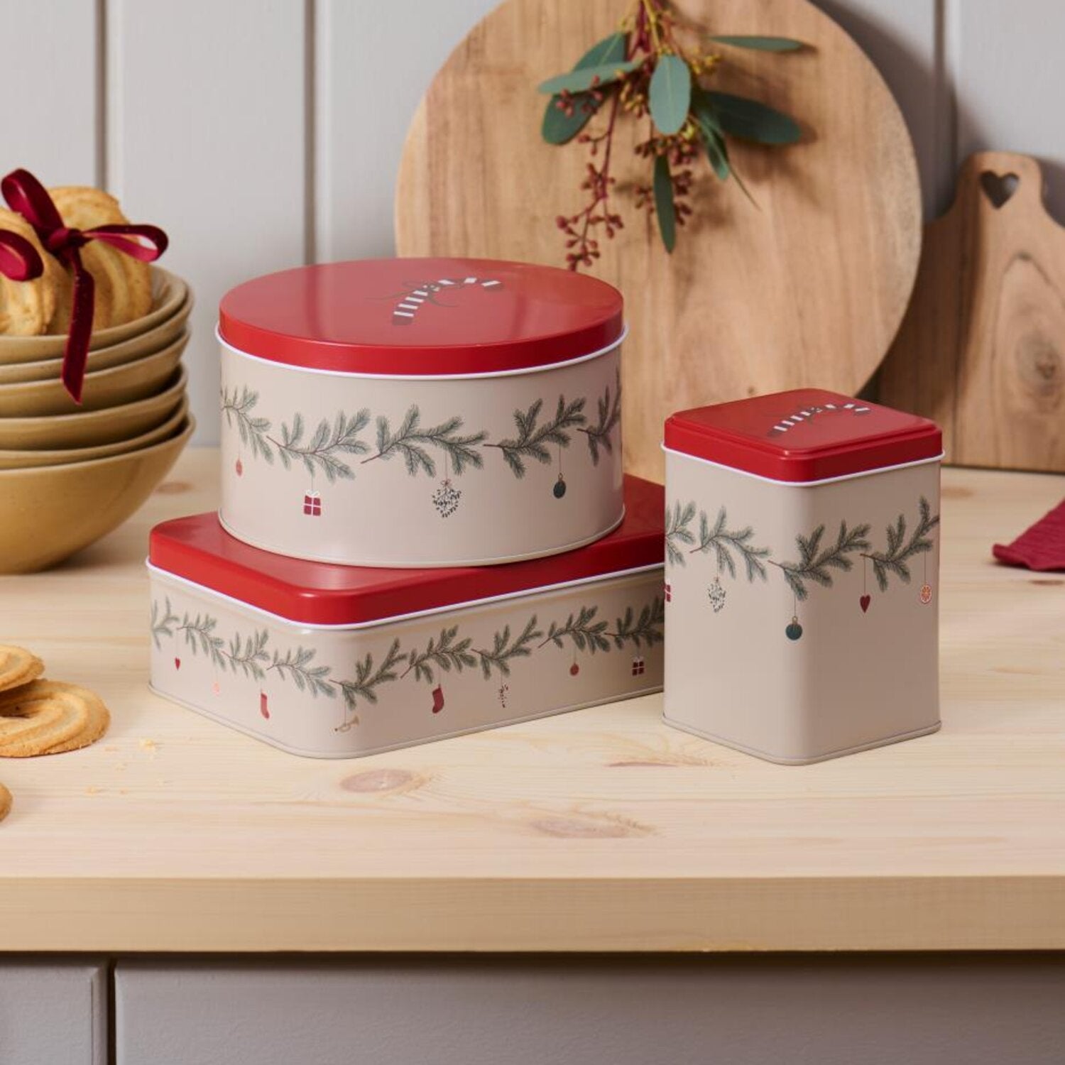 Runde Dose mit Weihnachtsgirlande "My Nostalgic Christmas" - 16,8x9 cm (Rot/Natur)