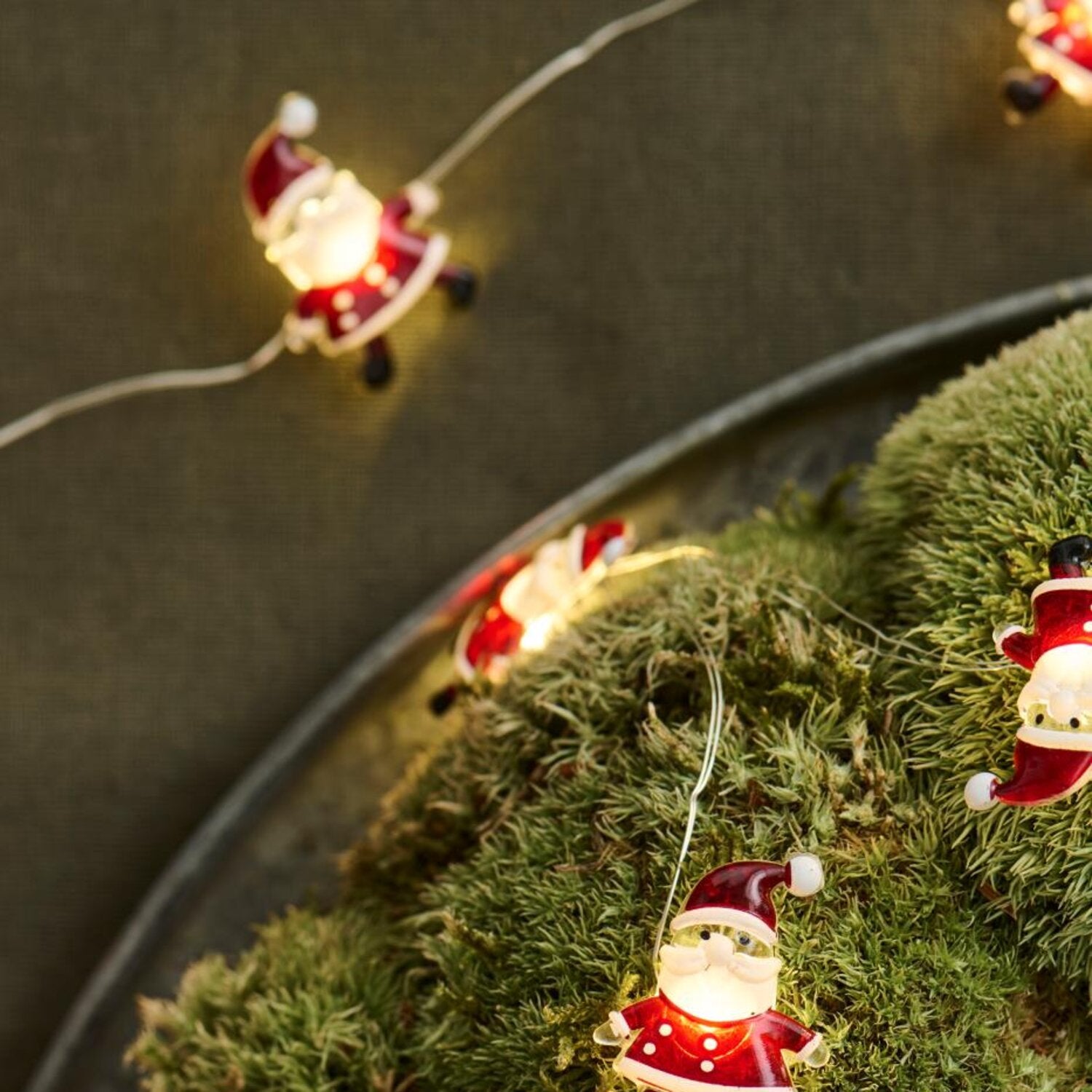 Lichterkette mit 20 Weihnachtsmännern - 200x2,4x3 cm (Rot)