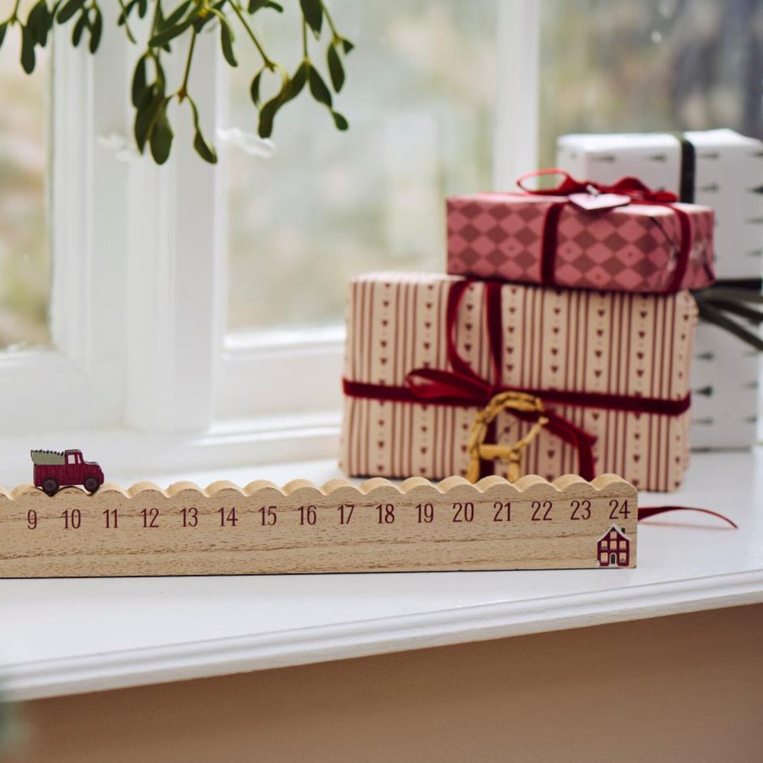 Weihnachtskalender "Lastwagen mit Weihnachtsbaum" - 50x2,5x4,7 cm (Natur)
