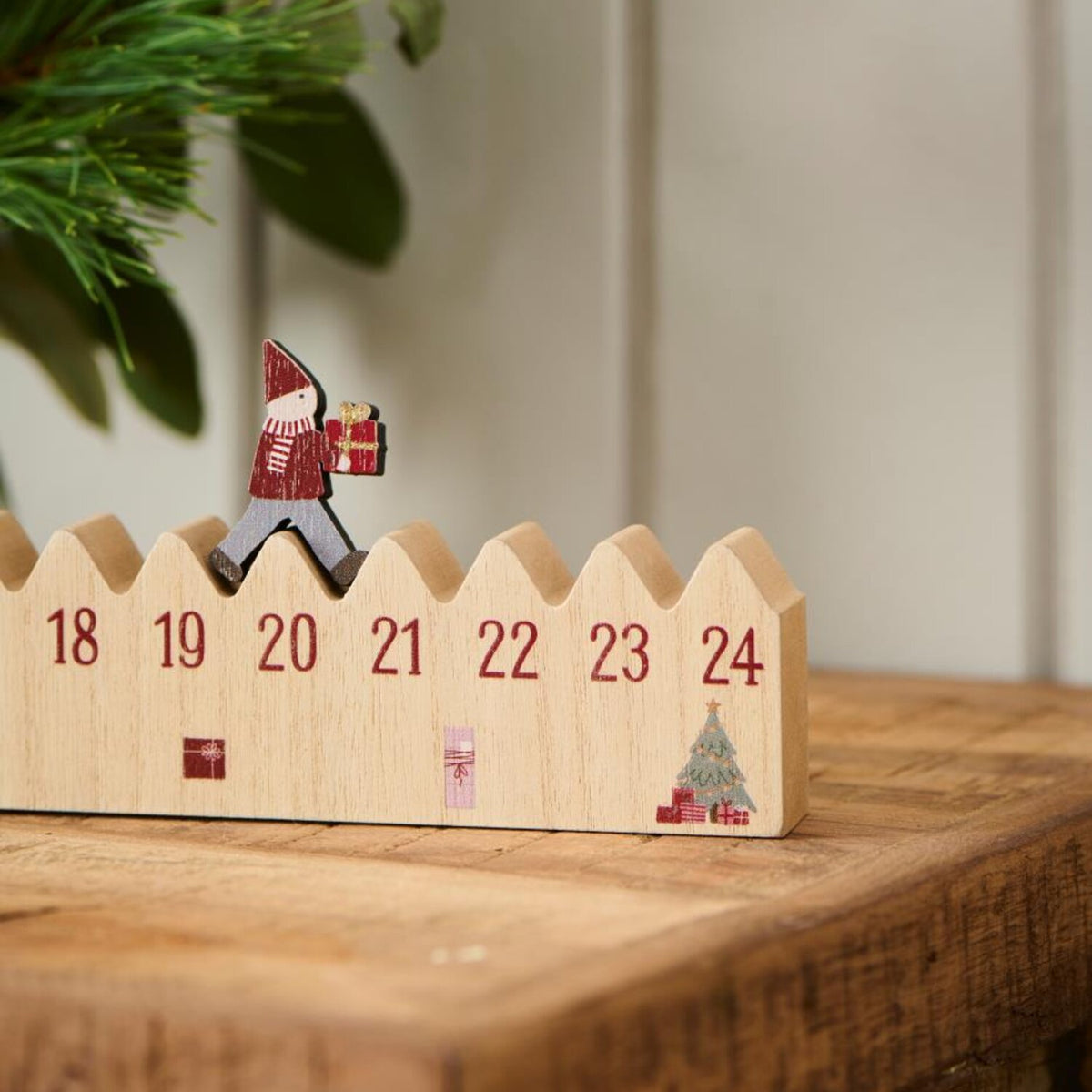 Weihnachtskalender "Wichtelmännchen mit Weihnachtsgeschenk" - 50x2,5x5 cm (Natur)