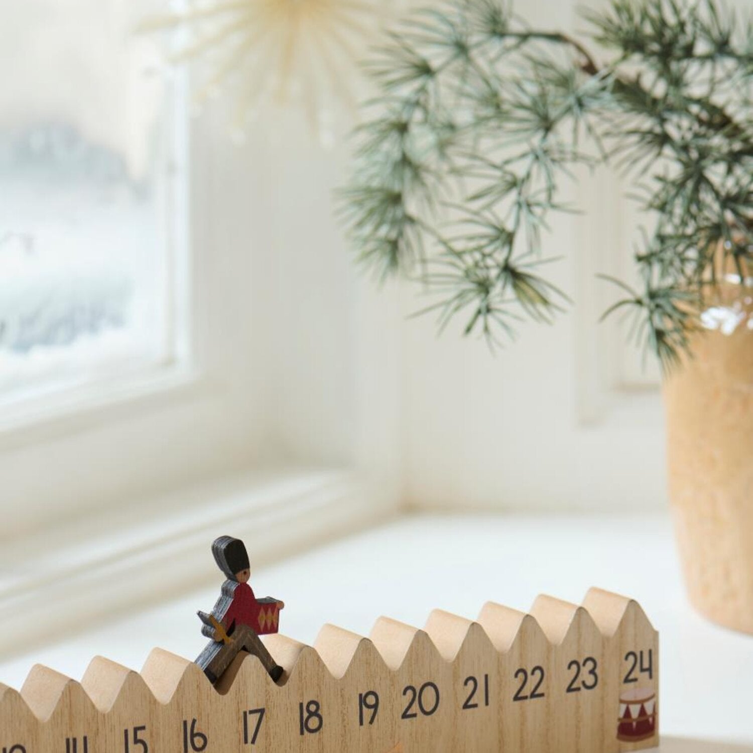 Weihnachtskalender "Gehender Gardist" - 50x2,5x5 cm (Natur)
