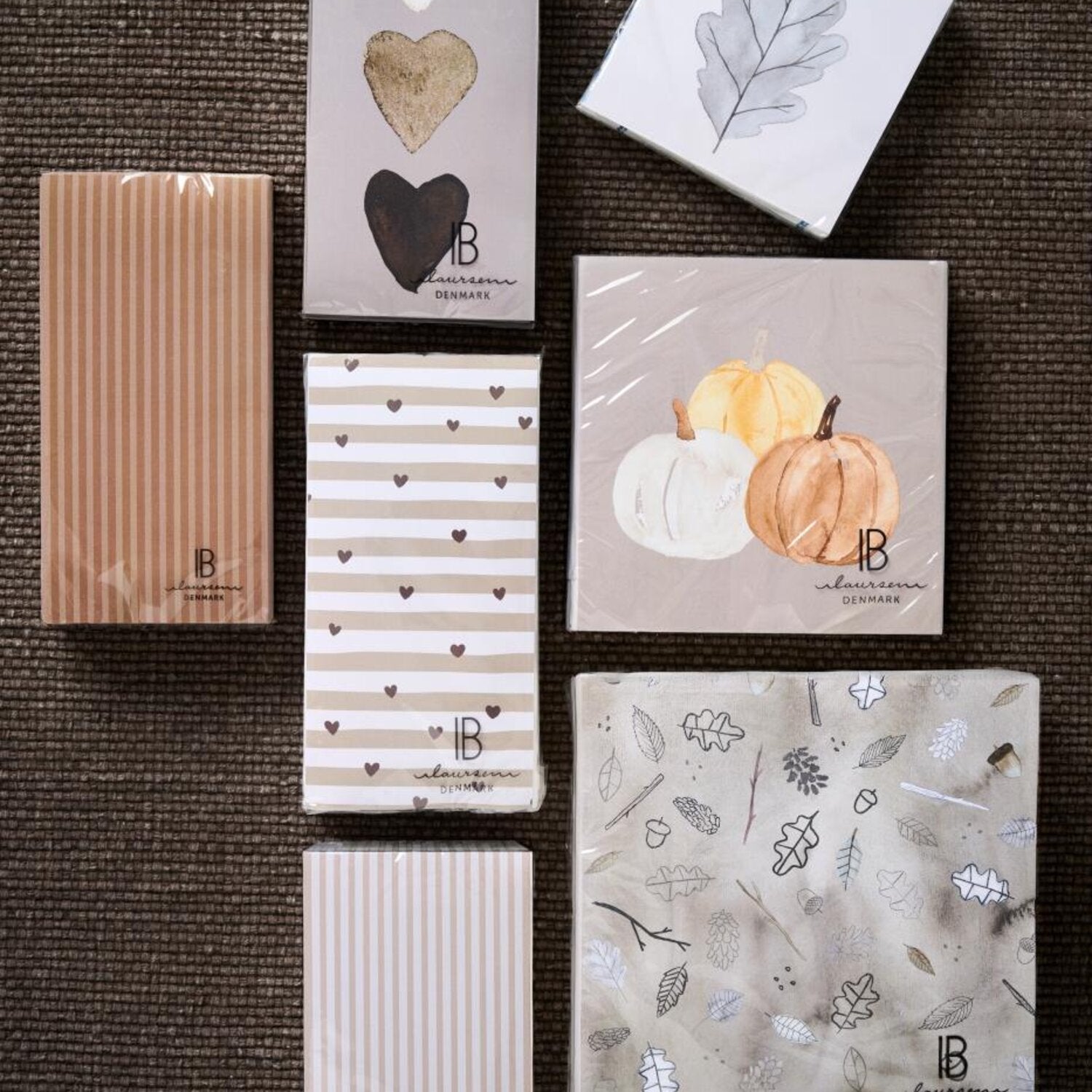 Papierservietten mit Herz- und Streifenmotiven sowie weiteren Dekoren, braun/natur