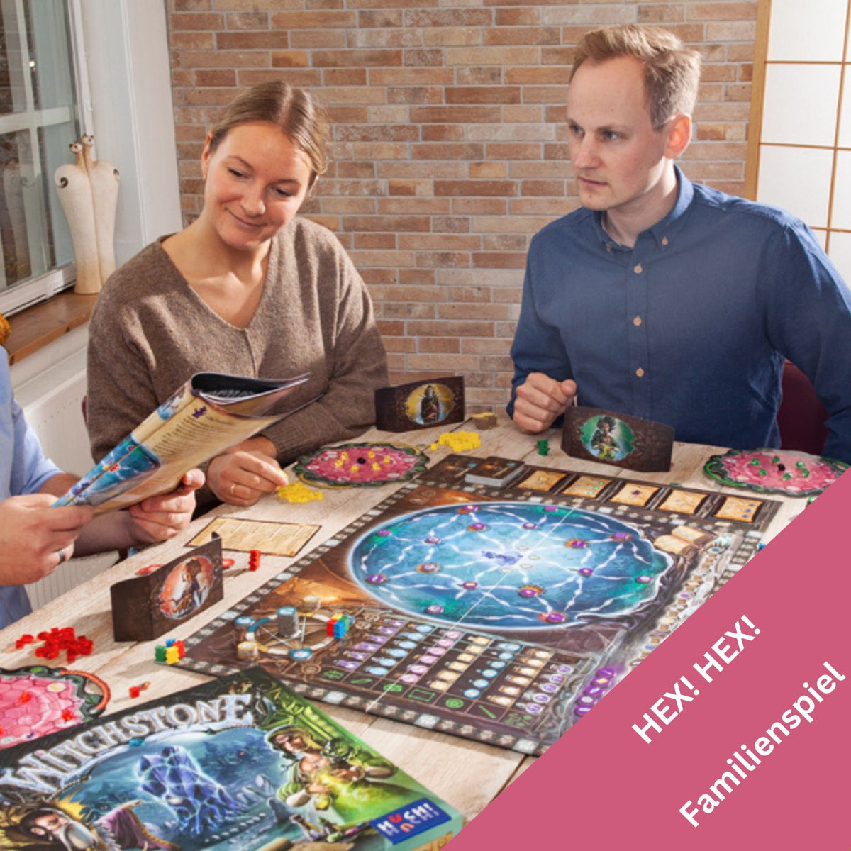 Brettspiel-Tafel mit Weltkarte und Spielkarten, genutzt am Esstisch