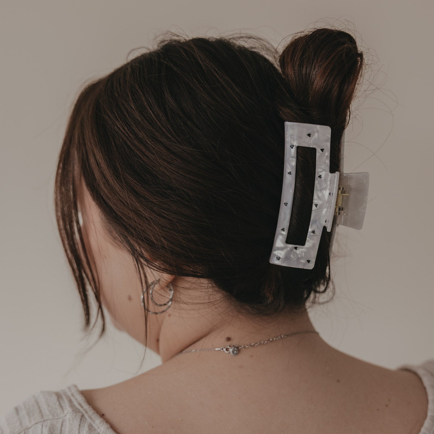 Maxi-Haarspange rechteckig im Pearl-Look mit Herz-Motiven, seitlich im Haar