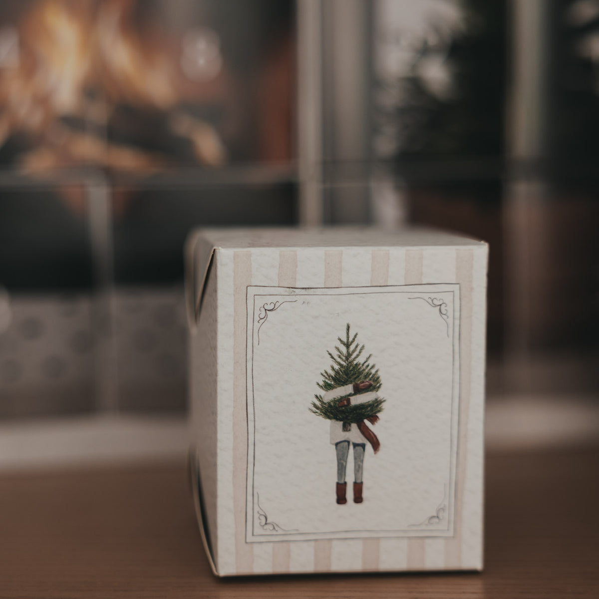 Adventskalender-Schachtel mit Weihnachtsbaum-Illustration und Nussknacker-Motiv